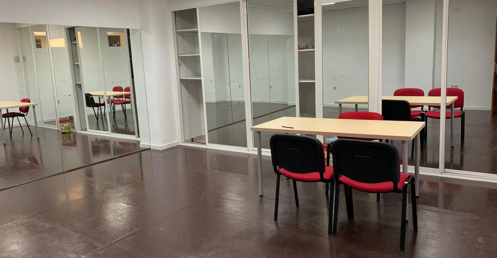 TalentMatrix ofrece aulas con espejos en nuestras modernas salas de reuniones en Coslada, el lugar perfecto para llevar a cabo tus reuniones y presentaciones en un ambiente profesional y dinámico.